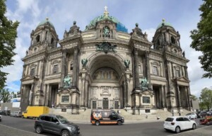Fahrzeug der Firma Pipe Bull vor dem Berliner Dom.
